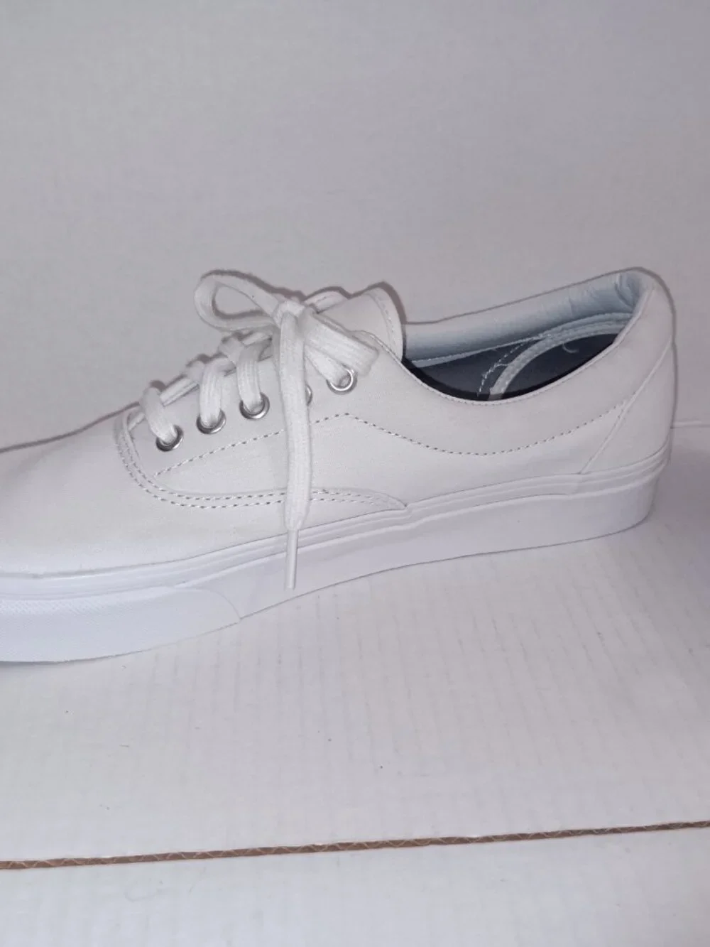 VANS MEN'S CLASSIC WHITE CANVAS SNEAKERS